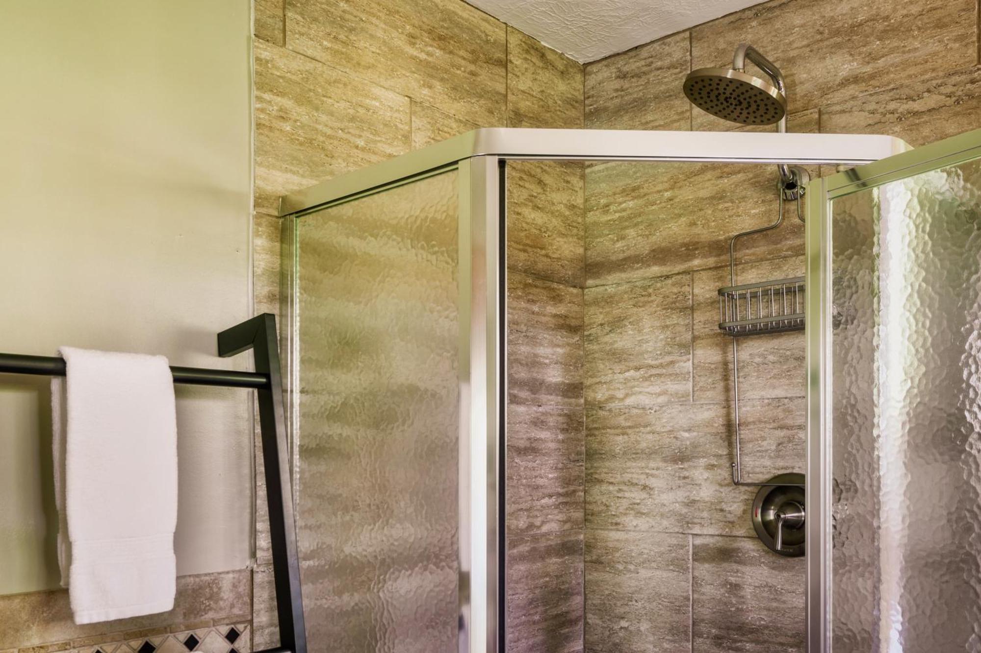Woodhaven - Private - 3 Suites - Gorgeous Views - 3 Pools - Gamerm - Hottub - Lots Of Bears Gatlinburg Exterior photo