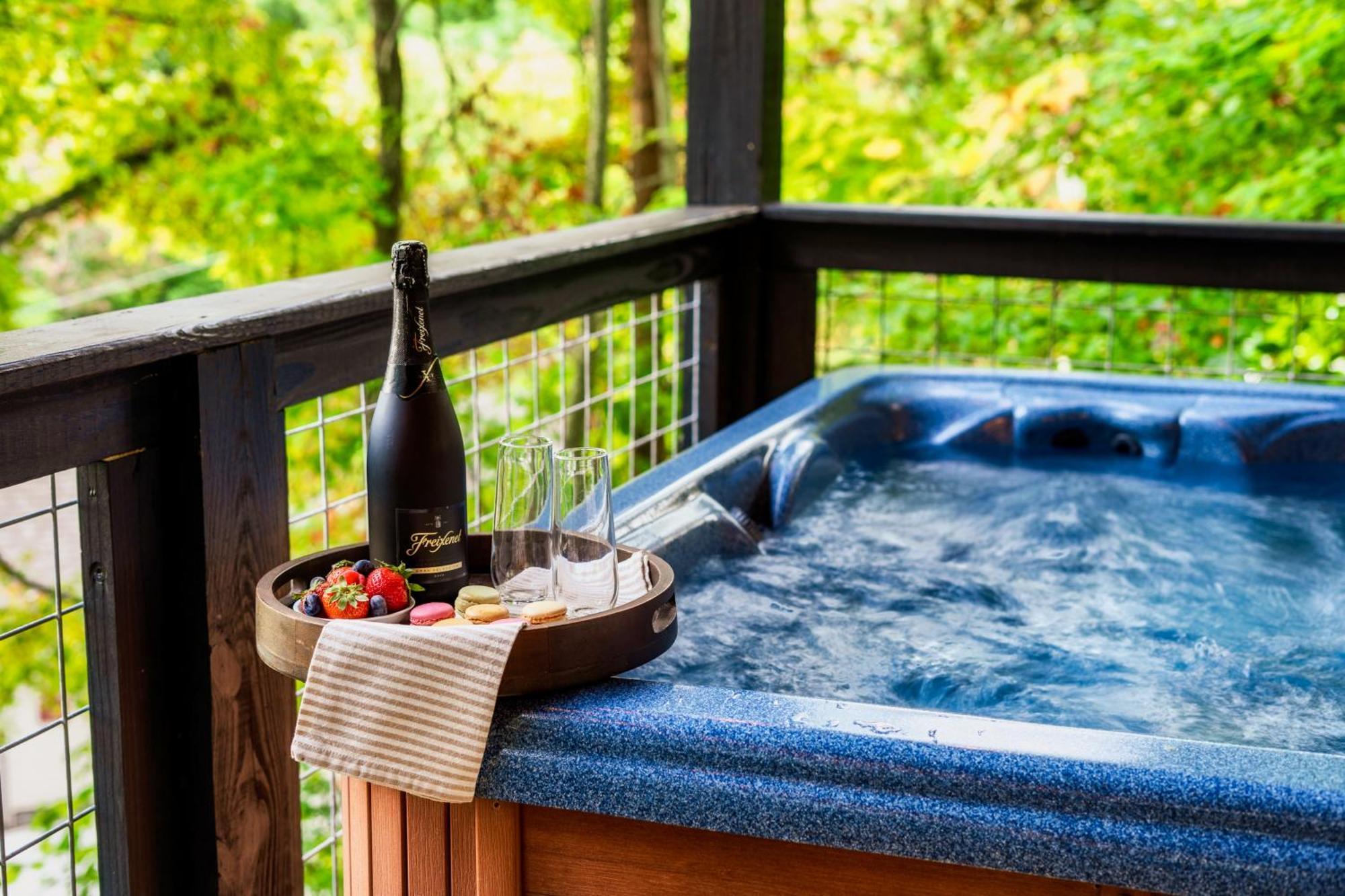 Woodhaven - Private - 3 Suites - Gorgeous Views - 3 Pools - Gamerm - Hottub - Lots Of Bears Gatlinburg Exterior photo