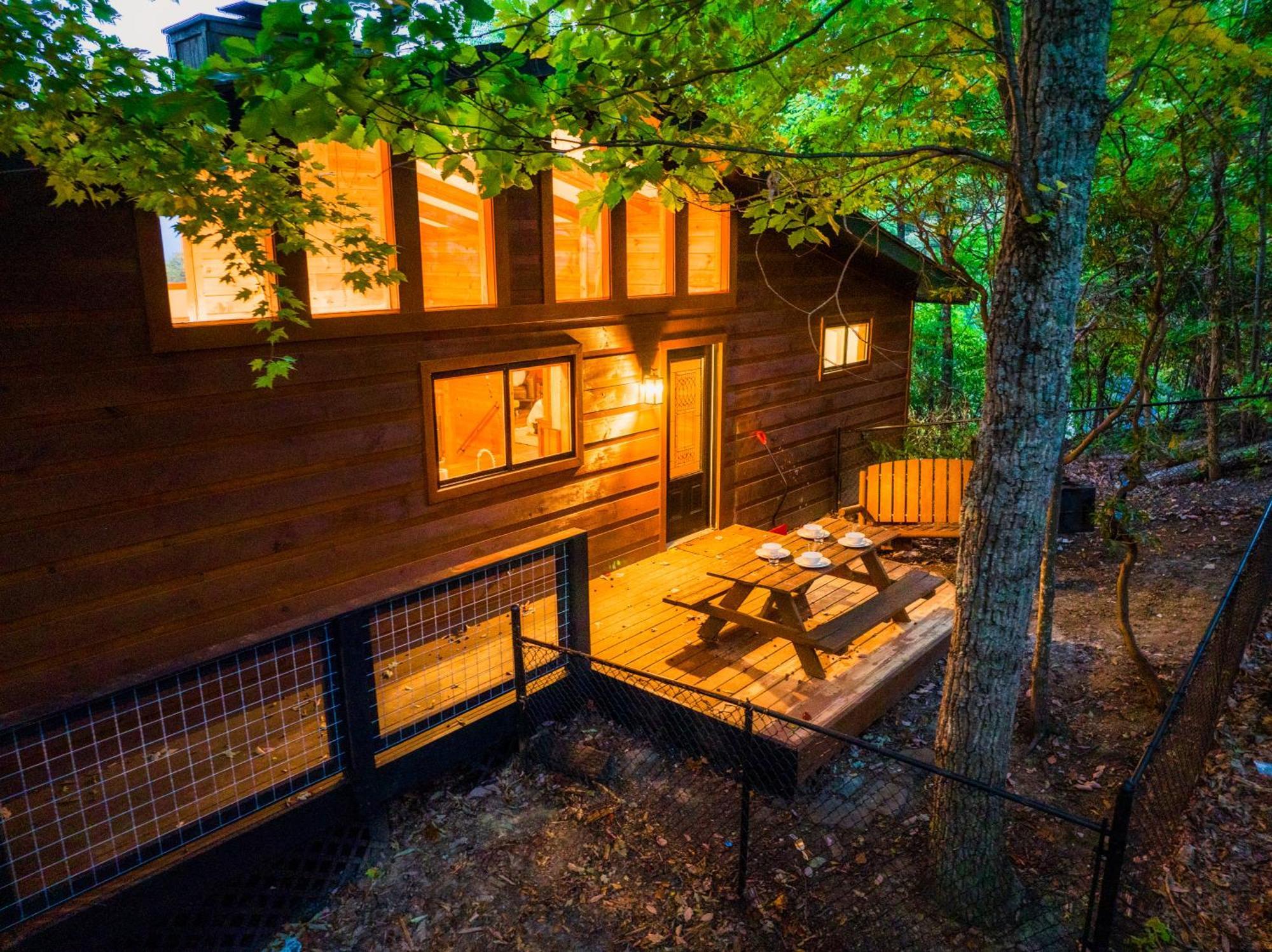 Woodhaven - Private - 3 Suites - Gorgeous Views - 3 Pools - Gamerm - Hottub - Lots Of Bears Gatlinburg Exterior photo