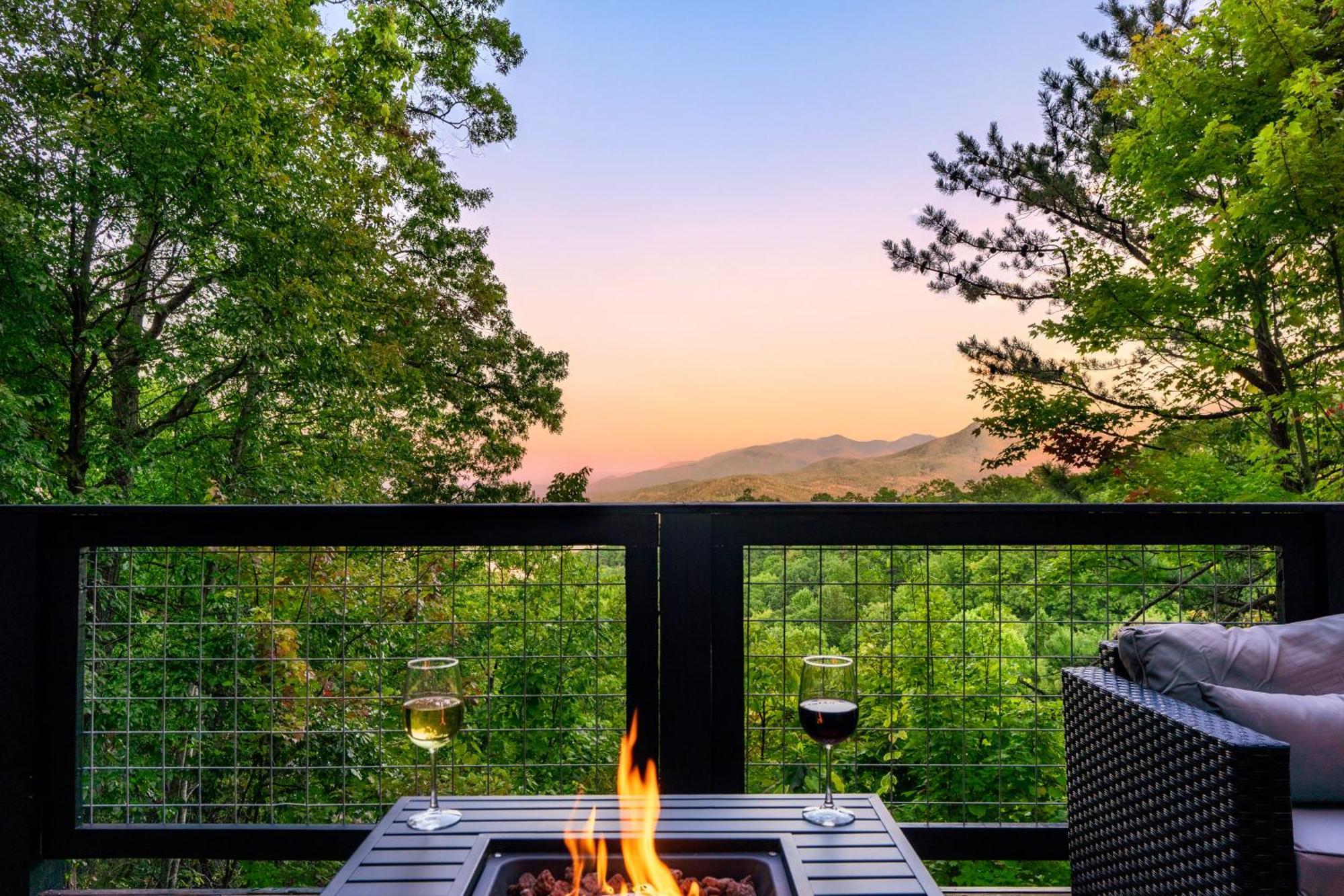 Woodhaven - Private - 3 Suites - Gorgeous Views - 3 Pools - Gamerm - Hottub - Lots Of Bears Gatlinburg Exterior photo