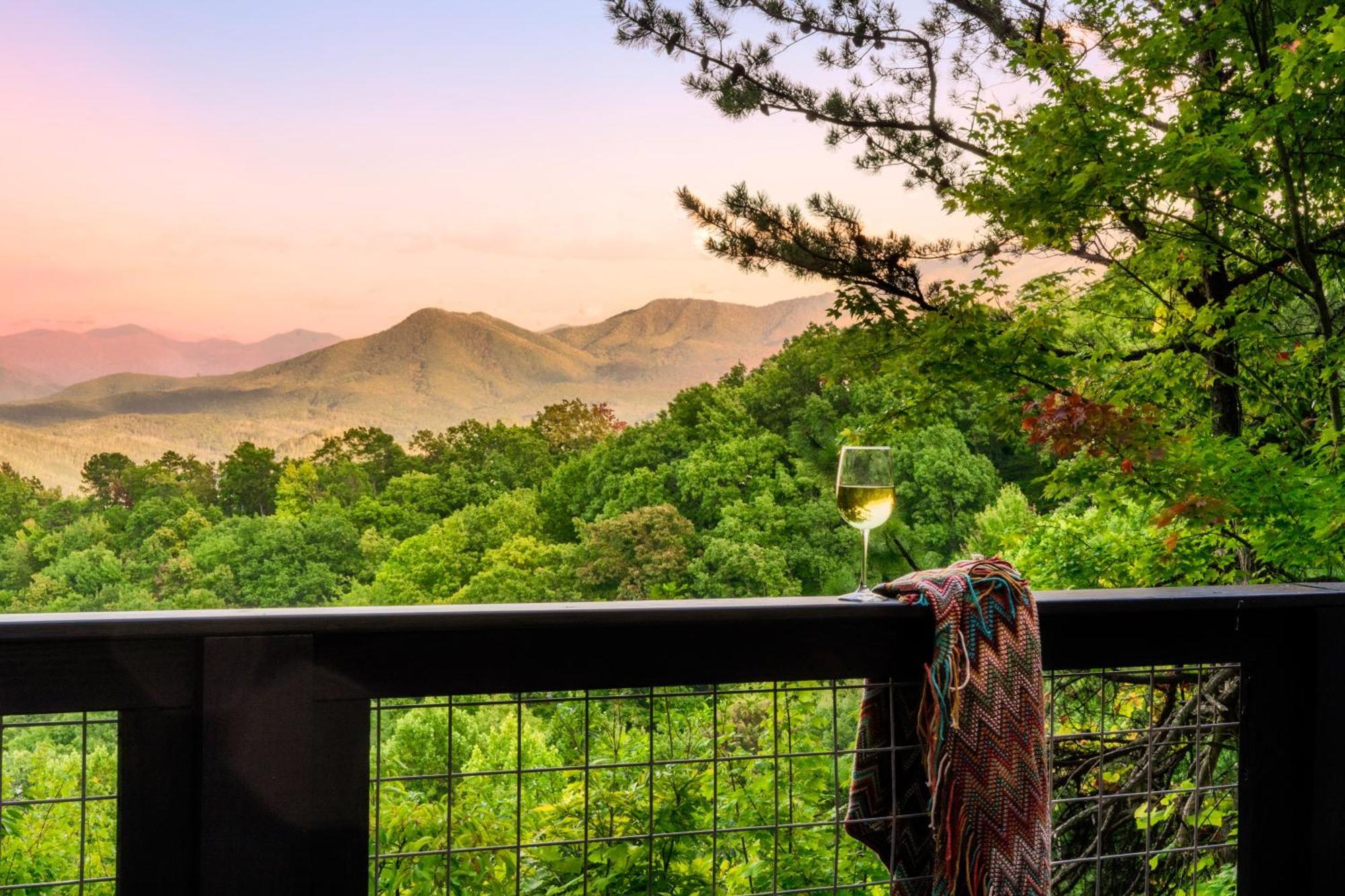 Woodhaven - Private - 3 Suites - Gorgeous Views - 3 Pools - Gamerm - Hottub - Lots Of Bears Gatlinburg Exterior photo