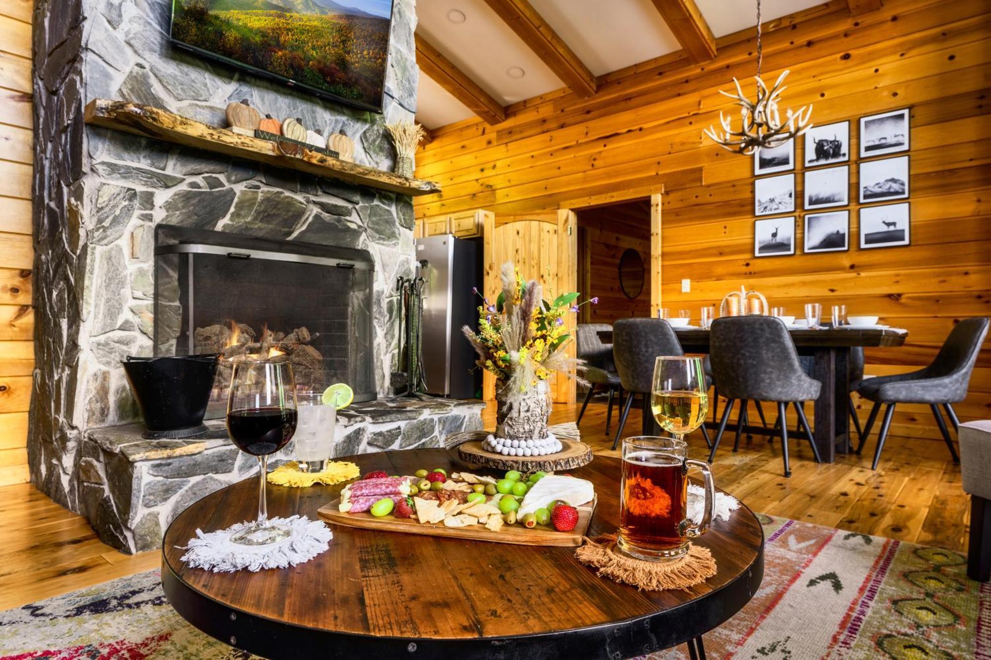 Woodhaven - Private - 3 Suites - Gorgeous Views - 3 Pools - Gamerm - Hottub - Lots Of Bears Gatlinburg Exterior photo